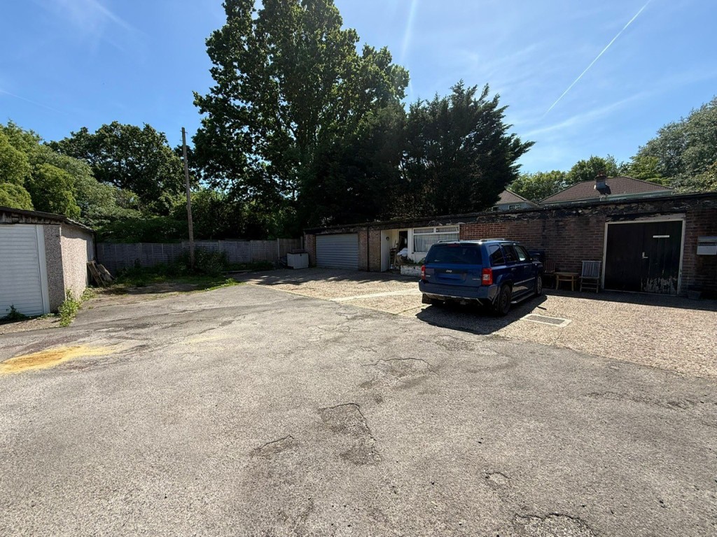 Lot: 48 - FORMER FUNERAL DIRECTORS WITH FLAT ABOVE AND LAND TO THE REAR - Garages and stores to the rear